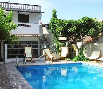 Hotel Sous Les Figuiers - Piscine, Parking, Centre 3*